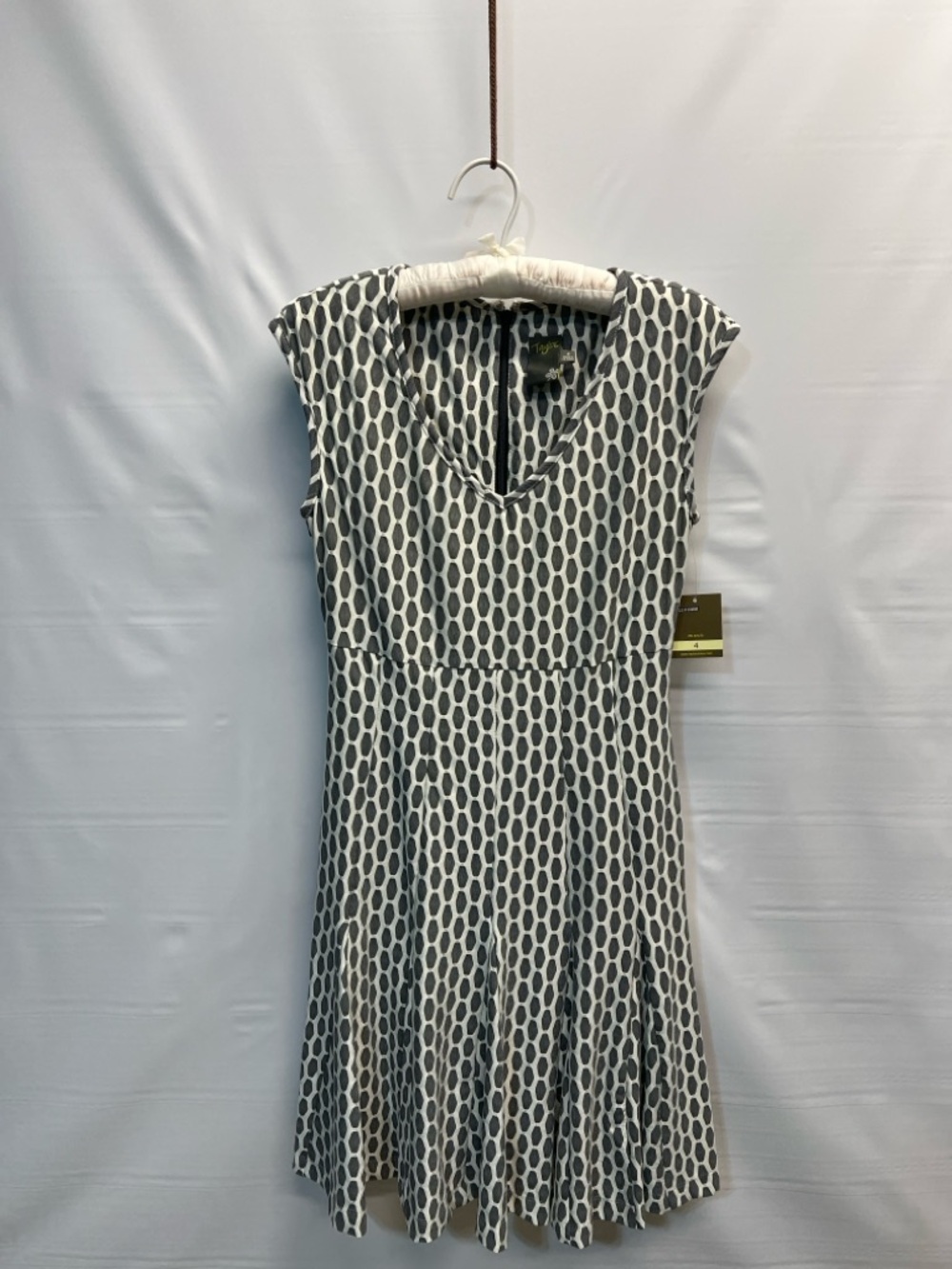 Taylor Black & White Geometric Fit & Flare Dress – Size 4 NWT